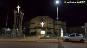 IGREJA MATRIZ DE SAN ALBERTO ILUMINADA À NOITE EM 2025